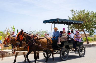 NERJA, SPAIN - 15 Mayıs 2022 Şehir sakinleri, arabalar, arabalar, atlar, öküzler ve traktörler, komşu köylerden gelen çiftçiler hepsi en iyi ve en güzel geleneksel halk kostümlerini giymişti.