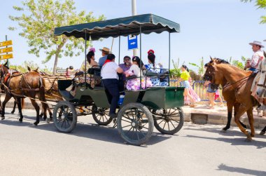 NERJA, SPAIN - 15 Mayıs 2022 Şehir sakinleri, arabalar, arabalar, atlar, öküzler ve traktörler, komşu köylerden gelen çiftçiler hepsi en iyi ve en güzel geleneksel halk kostümlerini giymişti.