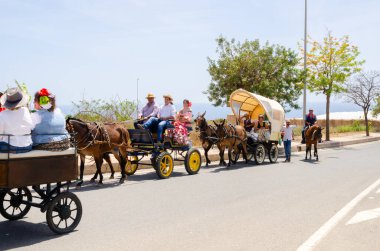 NERJA, SPAIN - 15 Mayıs 2022 Şehir sakinleri, arabalar, arabalar, atlar, öküzler ve traktörler, komşu köylerden gelen çiftçiler hepsi en iyi ve en güzel geleneksel halk kostümlerini giymişti.
