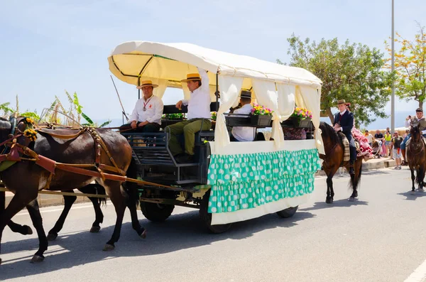 NERJA, SPAIN - 15 Mayıs 2022 Şehir sakinleri, arabalar, arabalar, atlar, öküzler ve traktörler, komşu köylerden gelen çiftçiler hepsi en iyi ve en güzel geleneksel halk kostümlerini giymişti.