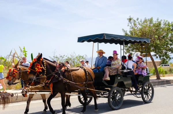 NERJA, SPAIN - 15 Mayıs 2022 Şehir sakinleri, arabalar, arabalar, atlar, öküzler ve traktörler, komşu köylerden gelen çiftçiler hepsi en iyi ve en güzel geleneksel halk kostümlerini giymişti.