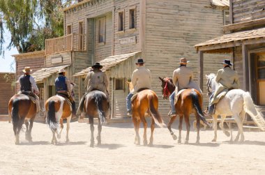 ALMERIA, İspanya - 03 Nisan 2023 Almerya 'daki Tabernas Çölü' nün doğal manzarasında yer alan Vahşi Batı tarzı bir Amerikan kasabasında bir gösteri.