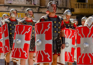 CARTAGENA, İSPAIN - 23 EPTEMBER 2022 Kartacalılar ve Romalılar, İkinci Pön Savaşı sırasında kentte meydana gelen tarihi olayları anmak amacıyla 1990 yılından beri İspanya 'nın Kartagena kentinde tarihi bayramlar düzenlediler.