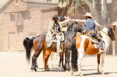 ALMERIA, İspanya - 03 Nisan 2023 Almerya 'daki Tabernas Çölü' nün doğal manzarasında yer alan Vahşi Batı tarzı bir Amerikan kasabasında bir gösteri.