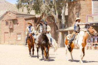ALMERIA, İspanya - 03 Nisan 2023 Almerya 'daki Tabernas Çölü' nün doğal manzarasında yer alan Vahşi Batı tarzı bir Amerikan kasabasında bir gösteri.