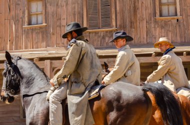 ALMERIA, İspanya - 03 Nisan 2023 Almerya 'daki Tabernas Çölü' nün doğal manzarasında yer alan Vahşi Batı tarzı bir Amerikan kasabasında bir gösteri.