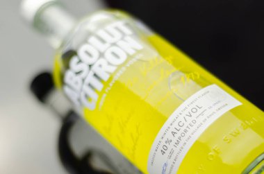 LONDON, İngiltere - 07 Eylül 2023 Absolut Votka Citron, çeşitli içki ve kokteyller hazırlamak için kullanılan doğal malzemelerden üretilen bir narenciye votkasıdır.