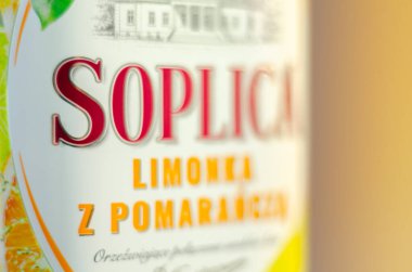 LONDON, İngiltere - 07 Eylül 2023 Limon ve portakalın meyveli tadı hafif votkayla birleşince eşsiz bir zevk veriyor