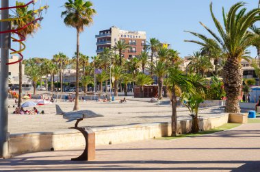 SANTIAGO DE LA RIBERA, İSPAN - 10 Haziran 2022 Santiago de la Ribera kıyı kasabasındaki güzel gezinti alanı