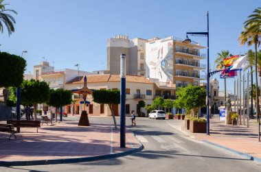 SANTIAGO DE LA RIBERA, İSPAN - 10 Haziran 2022 Santiago de la Ribera kıyı kasabasındaki güzel gezinti alanı