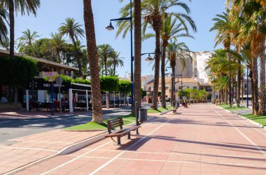 SANTIAGO DE LA RIBERA, İSPAN - 10 Haziran 2022 Santiago de la Ribera kıyı kasabasındaki güzel gezinti alanı