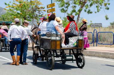 NERJA, SPAIN - 15 Mayıs 2022 Şehir sakinleri, arabalar, arabalar, atlar, öküzler ve traktörler, komşu köylerden gelen çiftçiler hepsi en iyi ve en güzel geleneksel halk kostümlerini giymişti.