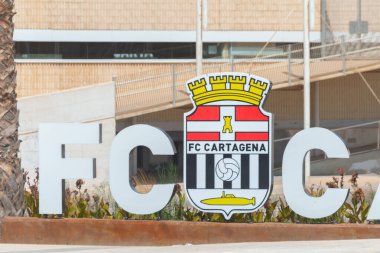 CARTAGENA, SPAIN - 19 SEPTEMBER 2022 1919 yılında kurulan Cartagena CF kulübünün devamı olarak 1995 yılında kurulan tabela FC Cartagena, 15 105 seyirci kapasitesine sahiptir.