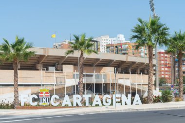 CARTAGENA, SPAIN - 19 SEPTEMBER 2022 1919 yılında kurulan Cartagena CF kulübünün devamı olarak 1995 yılında kurulan tabela FC Cartagena, 15 105 seyirci kapasitesine sahiptir.
