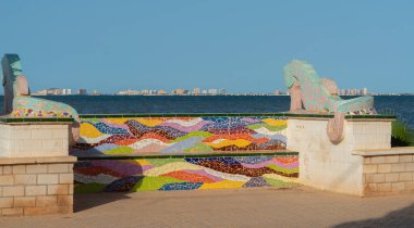 LOS NIETOS, SPAIN - 19 Eylül 2022 Mar Menor gölünün kıyısında, ufukta La Manga tatil beldesi, Murcia, İspanya