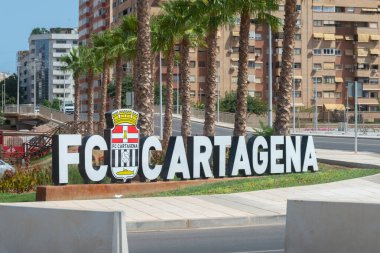 CARTAGENA, SPAIN - 19 SEPTEMBER 2022 1919 yılında kurulan Cartagena CF kulübünün devamı olarak 1995 yılında kurulan tabela FC Cartagena, 15 105 seyirci kapasitesine sahiptir.