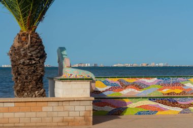 LOS NIETOS, SPAIN - 19 Eylül 2022 Mar Menor gölünün kıyısında, ufukta La Manga tatil beldesi, Murcia, İspanya