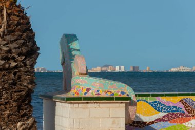 LOS NIETOS, SPAIN - 19 Eylül 2022 Mar Menor gölünün kıyısında, ufukta La Manga tatil beldesi, Murcia, İspanya