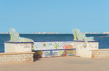 LOS NIETOS, SPAIN - 19 Eylül 2022 Mar Menor gölünün kıyısında, ufukta La Manga tatil beldesi, Murcia, İspanya