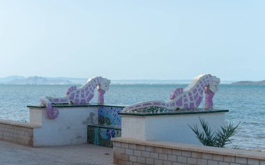 LOS NIETOS, SPAIN - 19 Eylül 2022 Mar Menor gölünün kıyısında, ufukta La Manga tatil beldesi, Murcia, İspanya