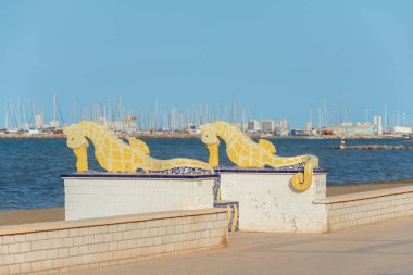 LOS NIETOS, SPAIN - 19 Eylül 2022 Mar Menor gölünün kıyısında, ufukta La Manga tatil beldesi, Murcia, İspanya