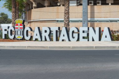 CARTAGENA, SPAIN - 19 SEPTEMBER 2022 1919 yılında kurulan Cartagena CF kulübünün devamı olarak 1995 yılında kurulan tabela FC Cartagena, 15 105 seyirci kapasitesine sahiptir.