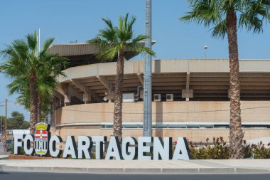 CARTAGENA, SPAIN - 19 SEPTEMBER 2022 1919 yılında kurulan Cartagena CF kulübünün devamı olarak 1995 yılında kurulan tabela FC Cartagena, 15 105 seyirci kapasitesine sahiptir.