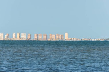 La MANGA DEL MAR MENOR - 19 Eylül 2022 İspanya 'nın İber Yarımadası' nın güneydoğusundaki kıyı şeridinde yer alan La Manga del Mar Menor kentinin manzarası