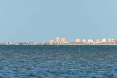 La MANGA DEL MAR MENOR - 19 Eylül 2022 İspanya 'nın İber Yarımadası' nın güneydoğusundaki kıyı şeridinde yer alan La Manga del Mar Menor kentinin manzarası