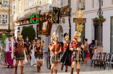 CARTAGENA, İSPAIN - 23 EPTEMBER 2022 Kartacalılar ve Romalılar, İkinci Pön Savaşı sırasında kentte meydana gelen tarihi olayları anmak amacıyla 1990 yılından beri İspanya 'nın Kartagena kentinde tarihi bayramlar düzenlediler.