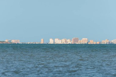 La MANGA DEL MAR MENOR - 19 Eylül 2022 İspanya 'nın İber Yarımadası' nın güneydoğusundaki kıyı şeridinde yer alan La Manga del Mar Menor kentinin manzarası