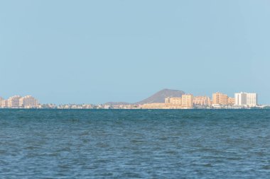 La MANGA DEL MAR MENOR - 19 Eylül 2022 İspanya 'nın İber Yarımadası' nın güneydoğusundaki kıyı şeridinde yer alan La Manga del Mar Menor kentinin manzarası