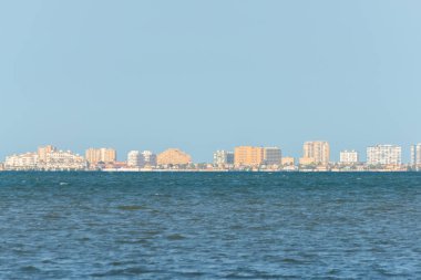 La MANGA DEL MAR MENOR - 19 Eylül 2022 İspanya 'nın İber Yarımadası' nın güneydoğusundaki kıyı şeridinde yer alan La Manga del Mar Menor kentinin manzarası