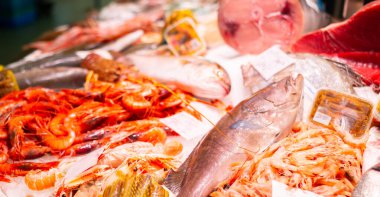 İspanyol deniz kentinde bir balık tezgahında taze ve çeşitli deniz ürünleri ve balıklar. Balık pazarı.