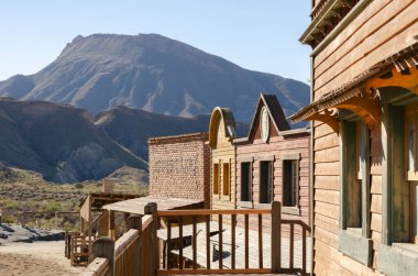 ALMERIA, SPAIN - 17 ARALIK 2022 Mimari, doğrudan Vahşi Batı 'dan gelen eşsiz, güzel ve gizemli manzaralarla birlikte, Almerya yakınlarındaki Tabernas civarındaki çöl bölgesinde yaratıldı.