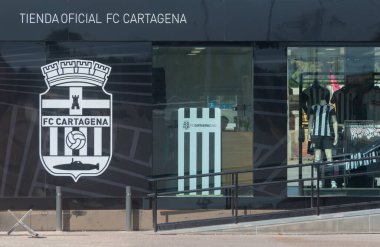 CARTAGENA, SPAIN - 19 SEPTEMBER 2022 İspanya 'daki Cartagonova Stadyumu' nun hemen yanında yer alan FC Cartagena 'nın futbol taraftarları için mağaza