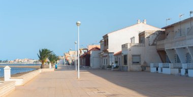 LOS NIETOS, İspanya - 19 Eylül 2022 İspanya 'nın Cartagena kenti yakınlarındaki küçük bir turizm kasabasında Pedestrian alışveriş merkezi