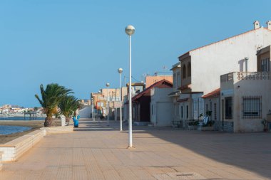LOS NIETOS, İspanya - 19 Eylül 2022 İspanya 'nın Cartagena kenti yakınlarındaki küçük bir turizm kasabasında Pedestrian alışveriş merkezi