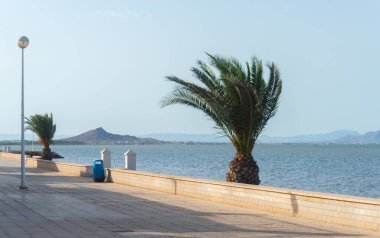 LOS NIETOS, İspanya - 19 Eylül 2022 İspanya 'nın Cartagena kenti yakınlarındaki küçük bir turizm kasabasında Pedestrian alışveriş merkezi