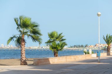 LOS NIETOS, İspanya - 19 Eylül 2022 İspanya 'nın Cartagena kenti yakınlarındaki küçük bir turizm kasabasında Pedestrian alışveriş merkezi