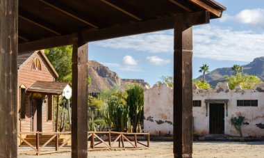 ALMERIA, SPAIN - 17 ARALIK 2022 Mimari, doğrudan Vahşi Batı 'dan gelen eşsiz, güzel ve gizemli manzaralarla birlikte, Almerya yakınlarındaki Tabernas civarındaki çöl bölgesinde yaratıldı.