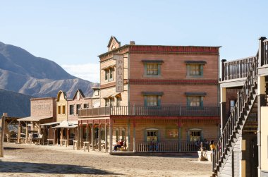 ALMERIA, SPAIN - 17 ARALIK 2022 Mimari, doğrudan Vahşi Batı 'dan gelen eşsiz, güzel ve gizemli manzaralarla birlikte, Almerya yakınlarındaki Tabernas civarındaki çöl bölgesinde yaratıldı.