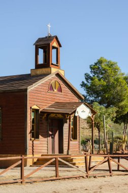 ALMERIA, SPAIN - 17 ARALIK 2022 Mimari, doğrudan Vahşi Batı 'dan gelen eşsiz, güzel ve gizemli manzaralarla birlikte, Almerya yakınlarındaki Tabernas civarındaki çöl bölgesinde yaratıldı.