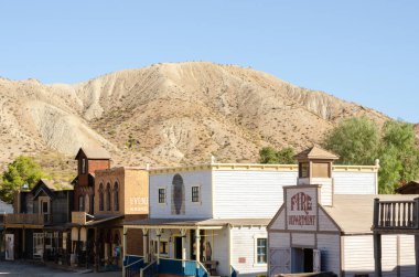 ALMERIA, SPAIN - 17 ARALIK 2022 Mimari, doğrudan Vahşi Batı 'dan gelen eşsiz, güzel ve gizemli manzaralarla birlikte, Almerya yakınlarındaki Tabernas civarındaki çöl bölgesinde yaratıldı.