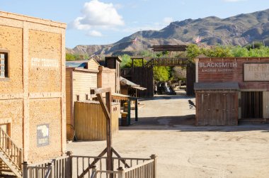 ALMERIA, SPAIN - 17 ARALIK 2022 Mimari, doğrudan Vahşi Batı 'dan gelen eşsiz, güzel ve gizemli manzaralarla birlikte, Almerya yakınlarındaki Tabernas civarındaki çöl bölgesinde yaratıldı.