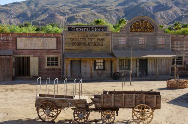 ALMERIA, SPAIN - 17 ARALIK 2022 Mimari, doğrudan Vahşi Batı 'dan gelen eşsiz, güzel ve gizemli manzaralarla birlikte, Almerya yakınlarındaki Tabernas civarındaki çöl bölgesinde yaratıldı.