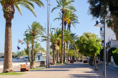 SANTIAGO DE LA RIBERA, İSPAN - 10 Haziran 2022 Santiago de la Ribera kıyı kasabasındaki güzel gezinti alanı