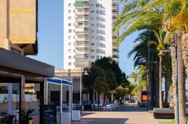 SANTIAGO DE LA RIBERA, İSPAN - 10 Haziran 2022 Santiago de la Ribera kıyı kasabasındaki güzel gezinti alanı