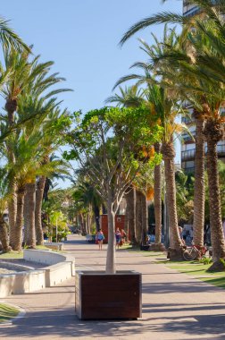 SANTIAGO DE LA RIBERA, İSPAN - 10 Haziran 2022 Santiago de la Ribera kıyı kasabasındaki güzel gezinti alanı