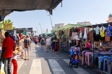 ROQUETAS DE MAR, SPAIN - 05 ECTOBER 2023 Yerel Pazar çantalar, giysiler, ayakkabılar ve aksesuarlar, mücevherler, dekorasyonlar, ev eşyaları, el işleri, çiçekler ve bitkiler, vb..